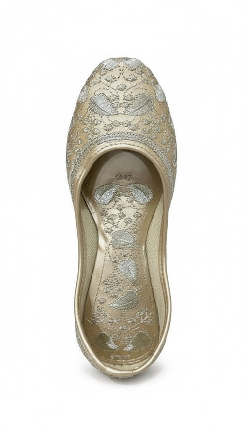Ivory Brocade Handcrafted Juttis