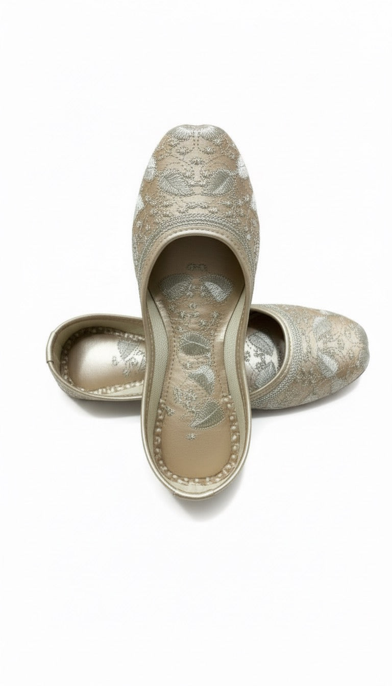 Ivory Brocade Handcrafted Juttis