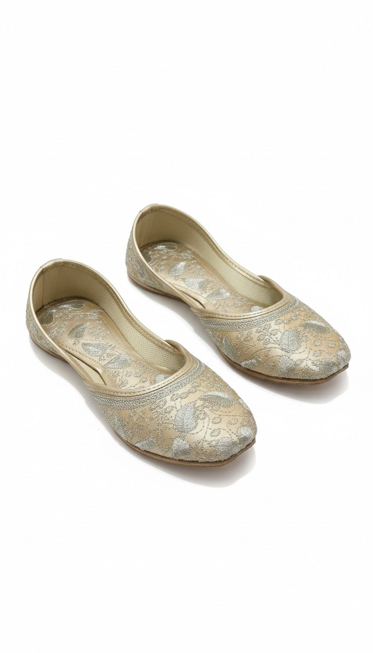 Ivory Brocade Handcrafted Juttis