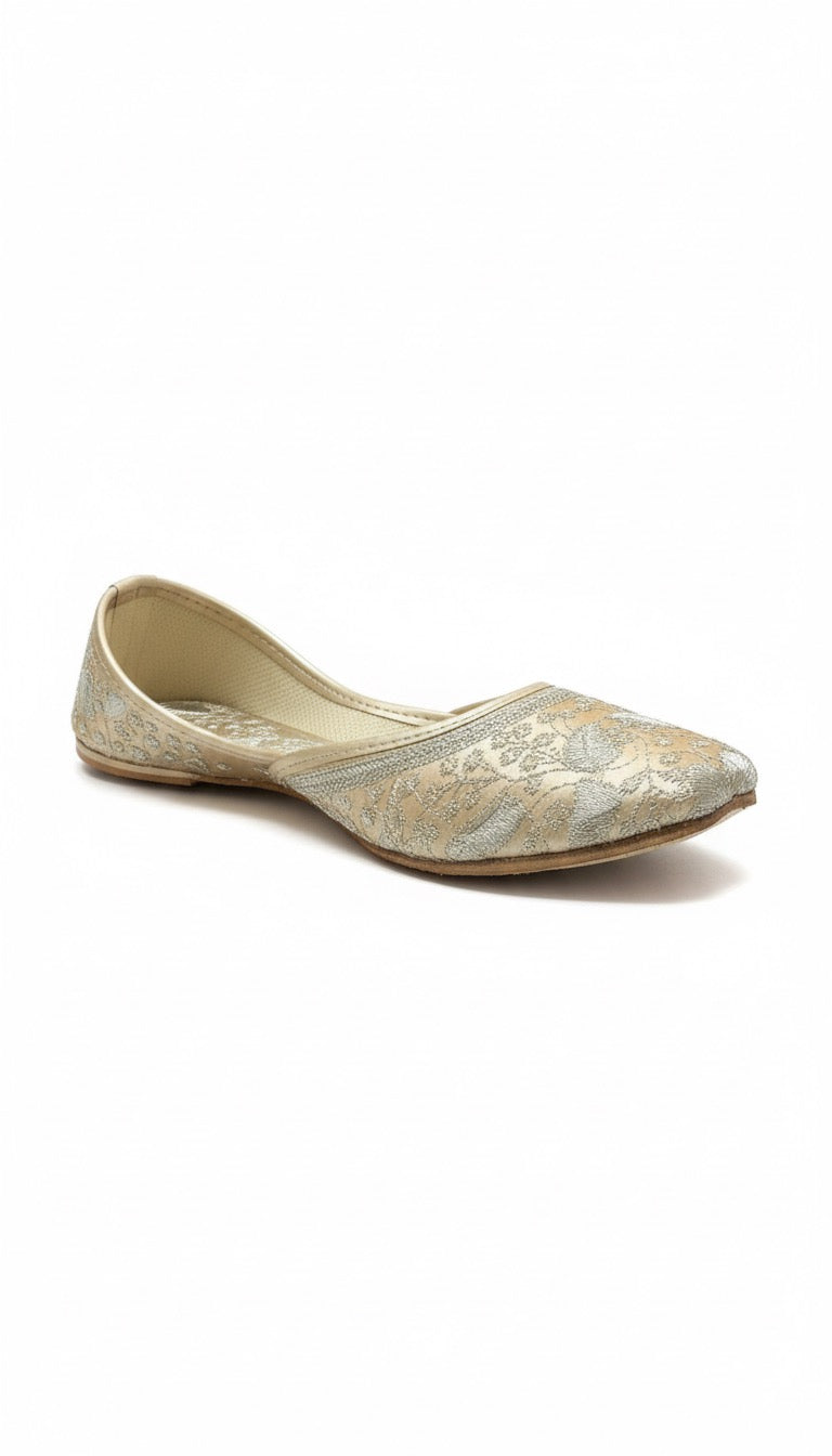 Ivory Brocade Handcrafted Juttis