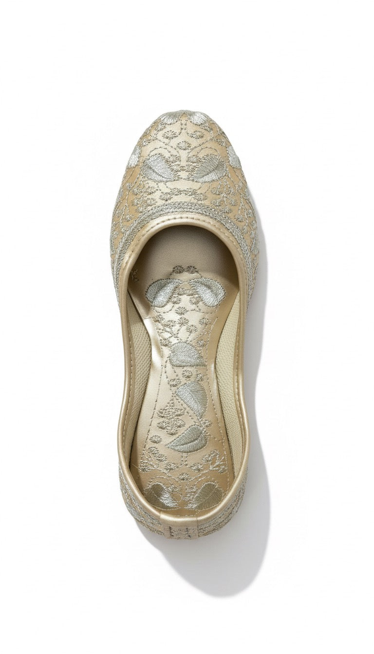 Ivory Brocade Handcrafted Juttis